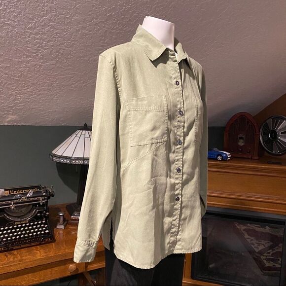 Chico’s Soft Moss Green Button Blouse 1 M - Picture 6 of 10